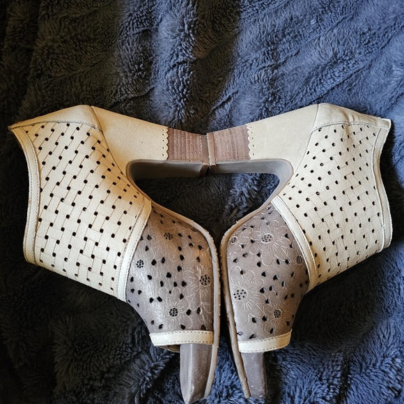 Size 40 Gold Button Cream & Taupe Flowered Shootie - Picture 9 of 16